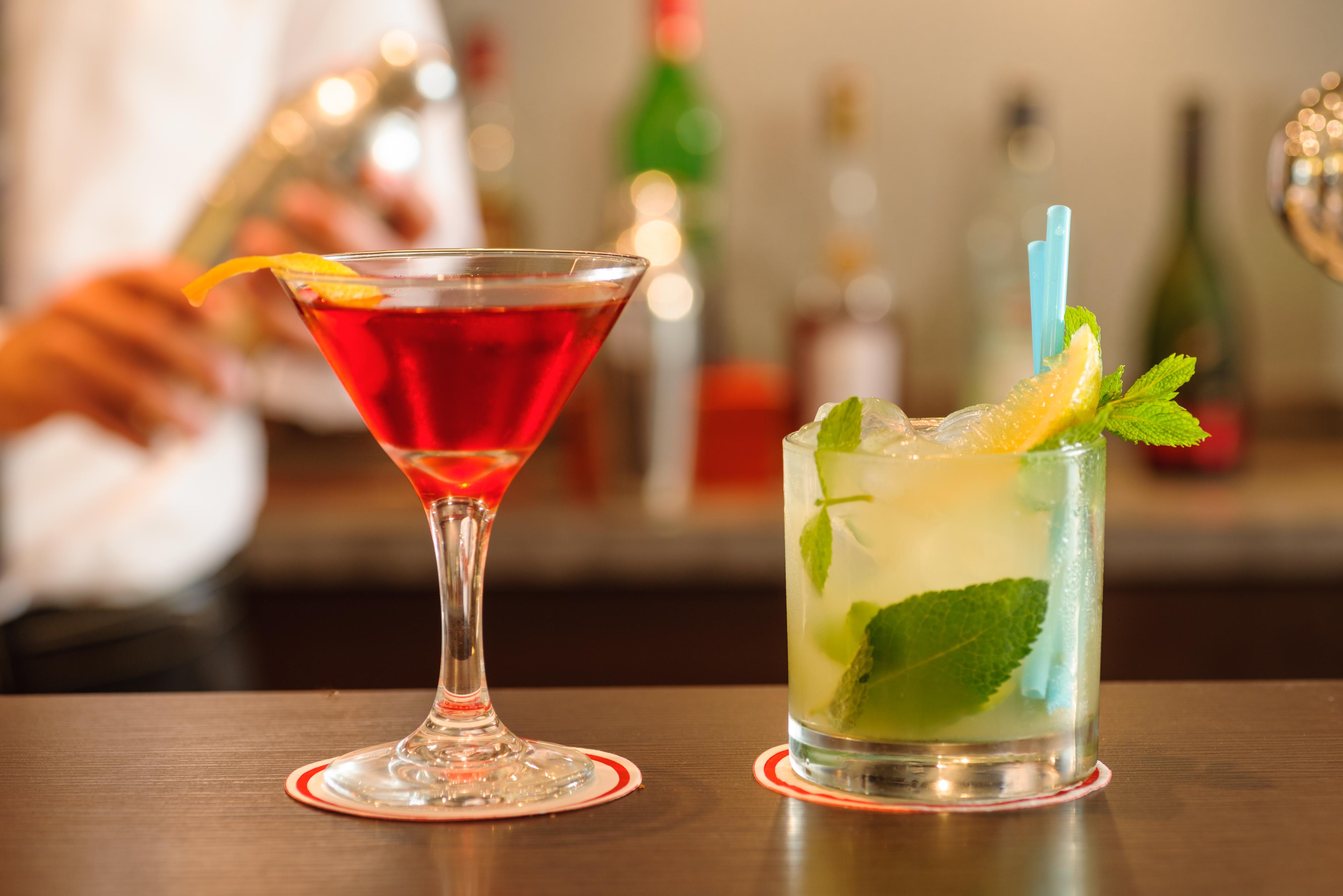 โรงแรมลีโอนาร์โด ซิตี้ทาวเวอร์ Giv'atayim ภายนอก รูปภาพ A cosmopolitan (left) and a mojito (right)