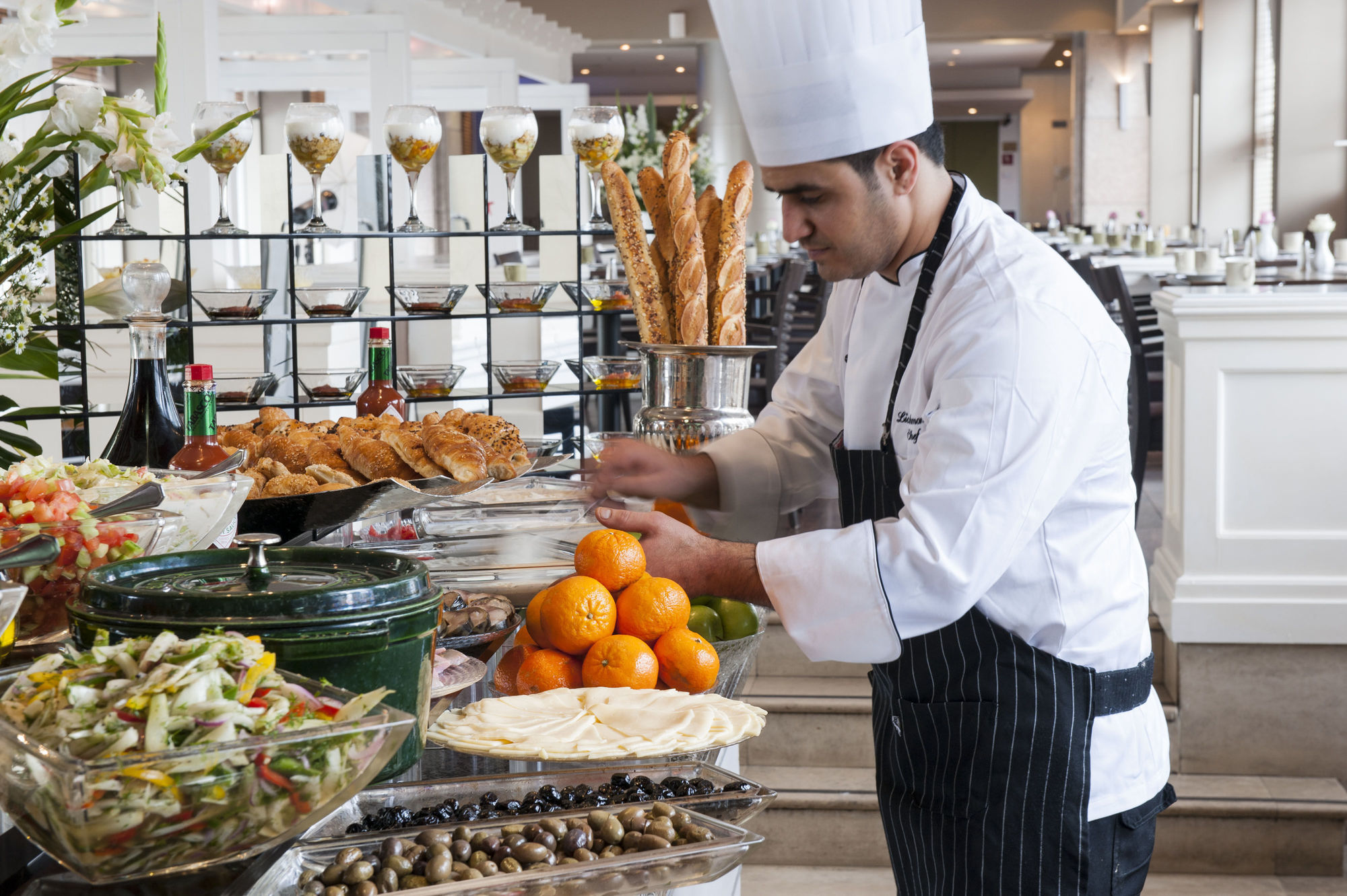 โรงแรมลีโอนาร์โด ซิตี้ทาวเวอร์ Giv'atayim ภายนอก รูปภาพ A chef at work