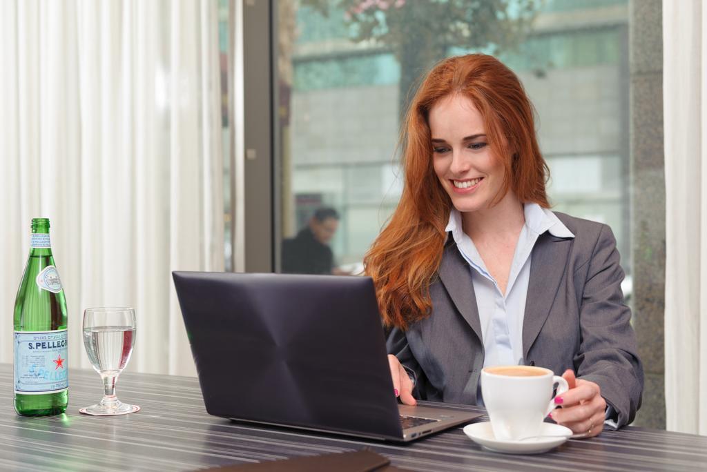 โรงแรมลีโอนาร์โด ซิตี้ทาวเวอร์ Giv'atayim ภายนอก รูปภาพ A woman working on a laptop
